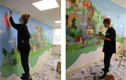 Māksliniece Viktorija Grappa zīmē sienas gleznojumu Bērnu literatūras nodaļā 2021